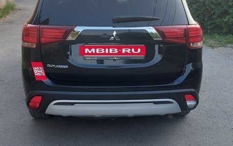 Mitsubishi Outlander III рестайлинг 3, 2021 год, 2 580 000 рублей, 7 фотография