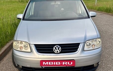 Volkswagen Touran III, 2005 год, 770 000 рублей, 2 фотография