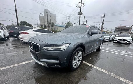 Volvo V90 Cross Country I рестайлинг, 2017 год, 3 640 000 рублей, 1 фотография