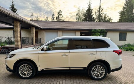 Mitsubishi Outlander III рестайлинг 3, 2021 год, 1 990 000 рублей, 3 фотография
