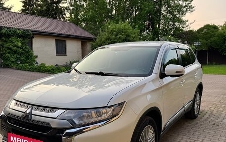 Mitsubishi Outlander III рестайлинг 3, 2021 год, 1 990 000 рублей, 2 фотография
