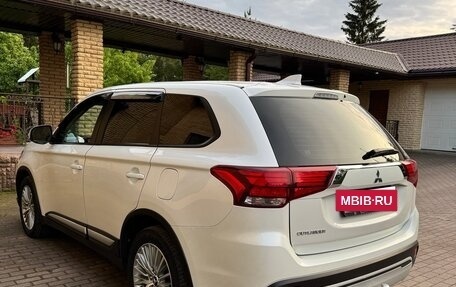 Mitsubishi Outlander III рестайлинг 3, 2021 год, 1 990 000 рублей, 4 фотография