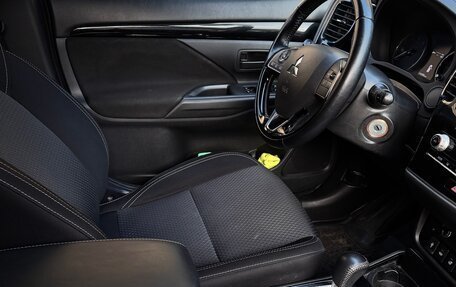 Mitsubishi Outlander III рестайлинг 3, 2021 год, 1 990 000 рублей, 6 фотография