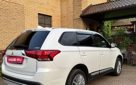 Mitsubishi Outlander III рестайлинг 3, 2021 год, 1 990 000 рублей, 5 фотография