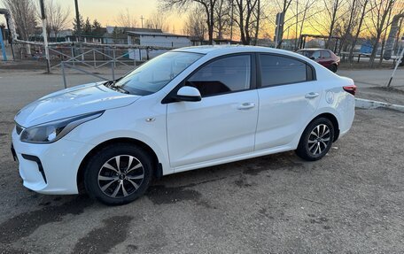 KIA Rio IV, 2017 год, 1 300 000 рублей, 2 фотография