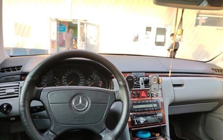 Mercedes-Benz E-Класс, 1999 год, 600 000 рублей, 9 фотография
