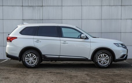 Mitsubishi Outlander III рестайлинг 3, 2019 год, 2 180 000 рублей, 5 фотография