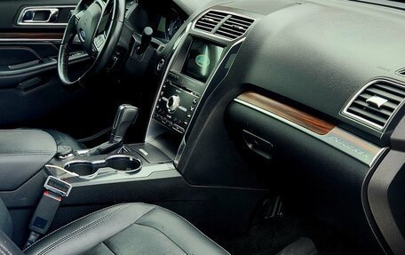 Ford Explorer VI, 2017 год, 3 200 000 рублей, 4 фотография