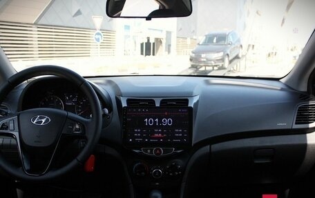 Hyundai Solaris II рестайлинг, 2011 год, 10 фотография