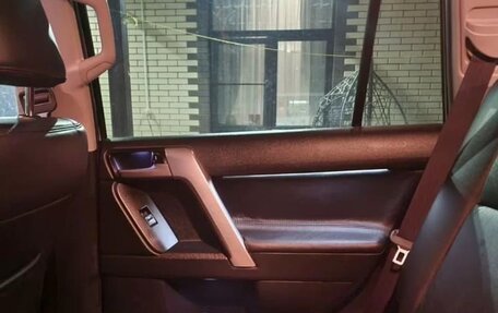 Toyota Land Cruiser Prado 150 рестайлинг 2, 2018 год, 5 700 000 рублей, 29 фотография
