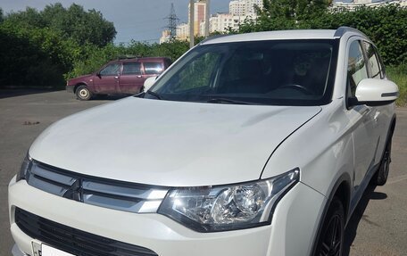 Mitsubishi Outlander III рестайлинг 3, 2014 год, 1 600 000 рублей, 2 фотография