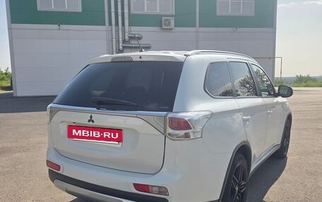 Mitsubishi Outlander III рестайлинг 3, 2014 год, 1 600 000 рублей, 4 фотография