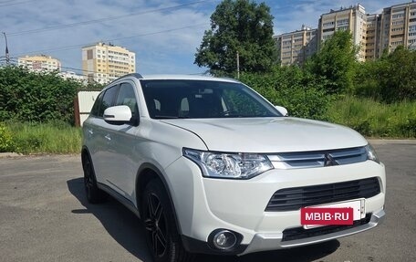 Mitsubishi Outlander III рестайлинг 3, 2014 год, 1 600 000 рублей, 7 фотография
