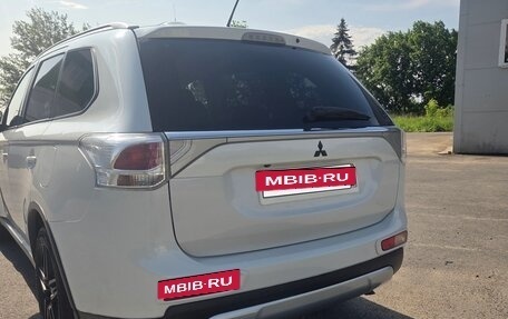 Mitsubishi Outlander III рестайлинг 3, 2014 год, 1 600 000 рублей, 10 фотография