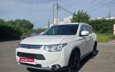 Mitsubishi Outlander III рестайлинг 3, 2014 год, 1 600 000 рублей, 8 фотография