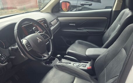 Mitsubishi Outlander III рестайлинг 3, 2014 год, 1 600 000 рублей, 14 фотография