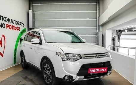 Mitsubishi Outlander III рестайлинг 3, 2014 год, 1 595 000 рублей, 3 фотография