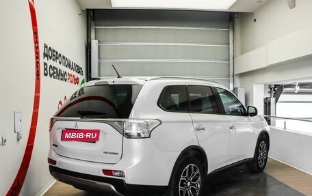 Mitsubishi Outlander III рестайлинг 3, 2014 год, 1 595 000 рублей, 4 фотография