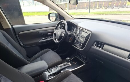 Mitsubishi Outlander III рестайлинг 3, 2017 год, 1 730 000 рублей, 15 фотография