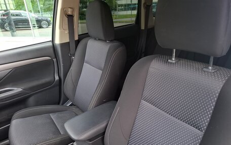 Mitsubishi Outlander III рестайлинг 3, 2017 год, 1 730 000 рублей, 12 фотография