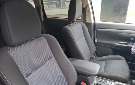 Mitsubishi Outlander III рестайлинг 3, 2017 год, 1 730 000 рублей, 16 фотография