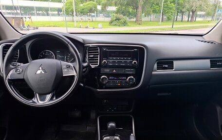Mitsubishi Outlander III рестайлинг 3, 2017 год, 1 730 000 рублей, 18 фотография