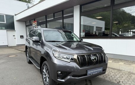 Toyota Land Cruiser Prado 150 рестайлинг 2, 2022 год, 5 365 000 рублей, 2 фотография