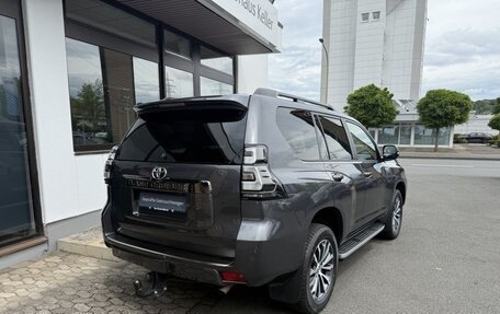 Toyota Land Cruiser Prado 150 рестайлинг 2, 2022 год, 5 365 000 рублей, 4 фотография