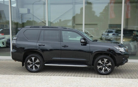 Toyota Land Cruiser Prado 150 рестайлинг 2, 2022 год, 5 290 000 рублей, 4 фотография
