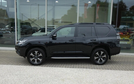 Toyota Land Cruiser Prado 150 рестайлинг 2, 2022 год, 5 290 000 рублей, 3 фотография