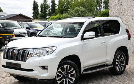 Toyota Land Cruiser Prado 150 рестайлинг 2, 2022 год, 4 990 000 рублей, 2 фотография