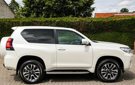 Toyota Land Cruiser Prado 150 рестайлинг 2, 2022 год, 4 990 000 рублей, 5 фотография