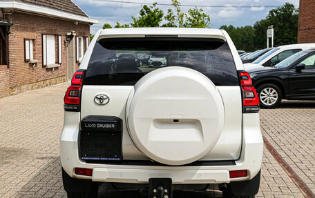 Toyota Land Cruiser Prado 150 рестайлинг 2, 2022 год, 4 990 000 рублей, 8 фотография
