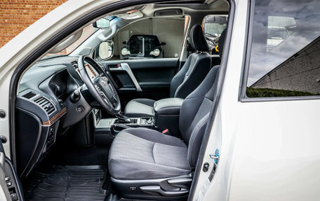 Toyota Land Cruiser Prado 150 рестайлинг 2, 2022 год, 4 990 000 рублей, 9 фотография