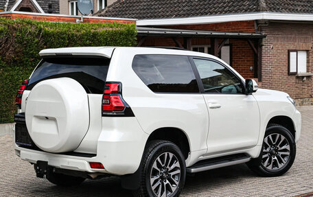 Toyota Land Cruiser Prado 150 рестайлинг 2, 2022 год, 4 990 000 рублей, 7 фотография