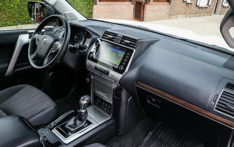 Toyota Land Cruiser Prado 150 рестайлинг 2, 2022 год, 4 990 000 рублей, 12 фотография