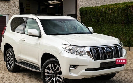 Toyota Land Cruiser Prado 150 рестайлинг 2, 2022 год, 4 990 000 рублей, 3 фотография