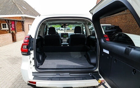 Toyota Land Cruiser Prado 150 рестайлинг 2, 2022 год, 4 990 000 рублей, 13 фотография