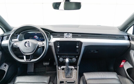 Volkswagen Passat B8 рестайлинг, 2018 год, 2 400 000 рублей, 10 фотография