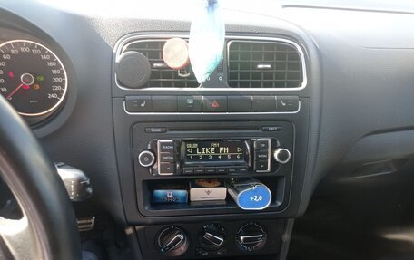 Volkswagen Polo VI (EU Market), 2011 год, 750 000 рублей, 2 фотография