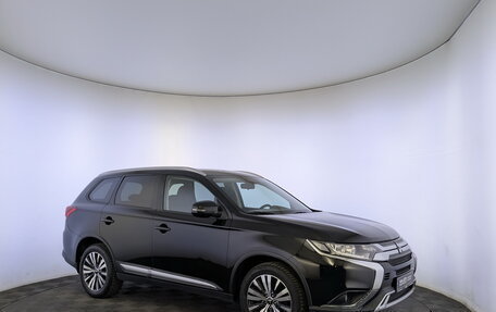 Mitsubishi Outlander III рестайлинг 3, 2019 год, 1 980 000 рублей, 3 фотография