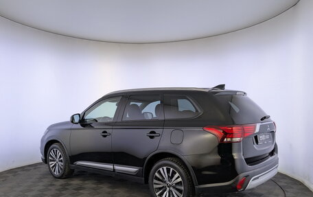 Mitsubishi Outlander III рестайлинг 3, 2019 год, 1 980 000 рублей, 7 фотография
