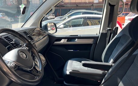 Volkswagen Multivan T6 рестайлинг, 2019 год, 3 900 000 рублей, 5 фотография