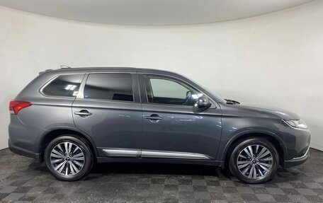 Mitsubishi Outlander III рестайлинг 3, 2019 год, 1 950 000 рублей, 4 фотография