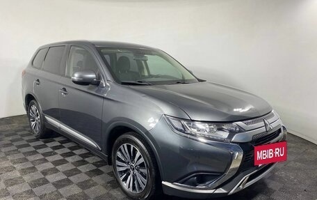 Mitsubishi Outlander III рестайлинг 3, 2019 год, 1 950 000 рублей, 3 фотография