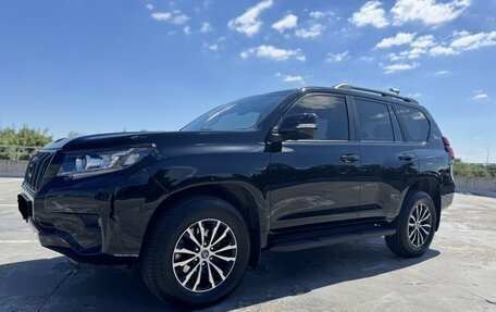 Toyota Land Cruiser Prado 150 рестайлинг 2, 2018 год, 3 990 000 рублей, 2 фотография