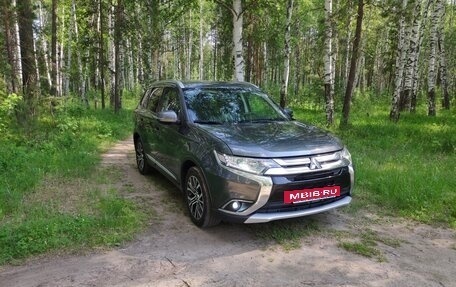 Mitsubishi Outlander III рестайлинг 3, 2015 год, 1 995 000 рублей, 2 фотография