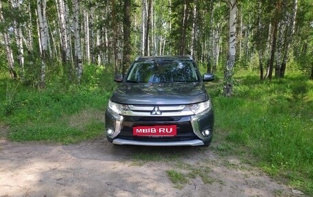 Mitsubishi Outlander III рестайлинг 3, 2015 год, 1 995 000 рублей, 4 фотография