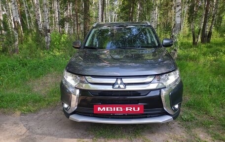 Mitsubishi Outlander III рестайлинг 3, 2015 год, 1 995 000 рублей, 3 фотография