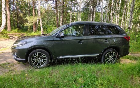 Mitsubishi Outlander III рестайлинг 3, 2015 год, 1 995 000 рублей, 8 фотография